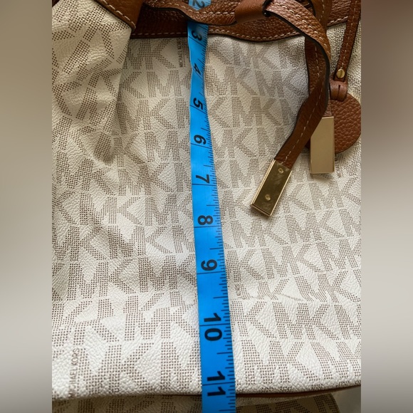 Mickael Kors Drawstring Monogram Leather Tote Bag and Wallet Brown Cream - Picture 9 of 10